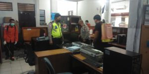 Foto ,Personil Samsat Lutim Melakukan Penyemprotan Disinfektan